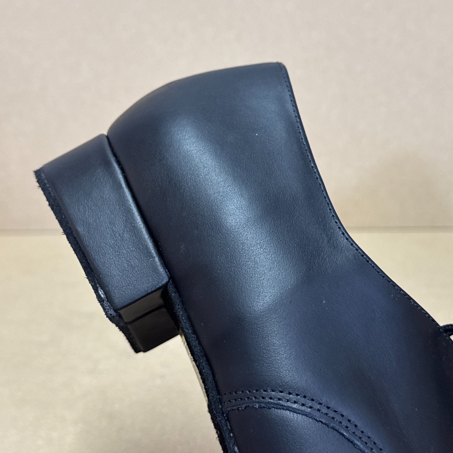 Kelly Black Leather - Size 10 (DSM6)